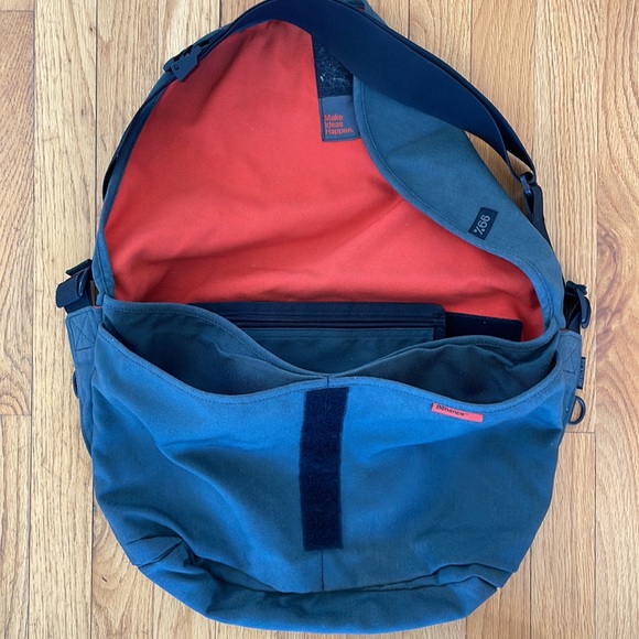 Special Edition grey Rickshaw messenger bag with orange lining - Picture 4 of 4